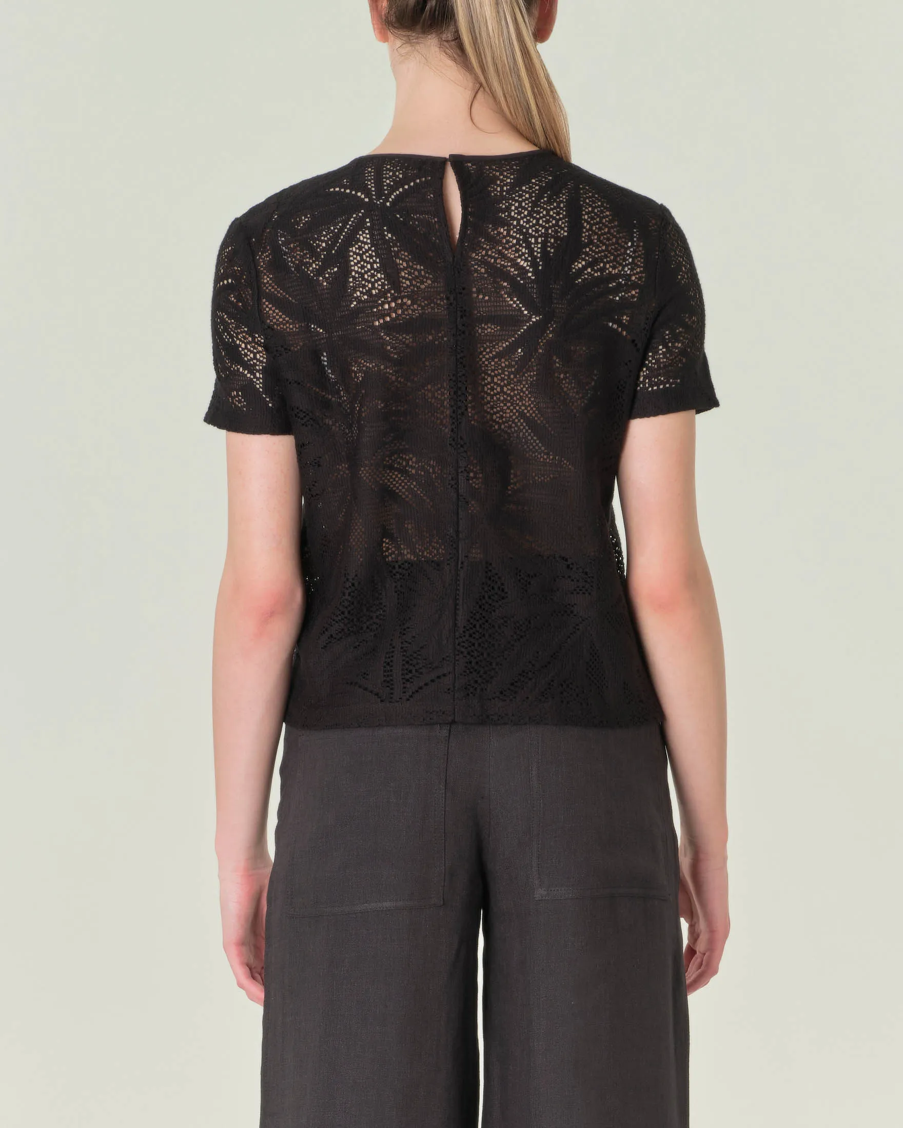 Blusa nera in jersey e pizzo con motivo a palme e maniche corte