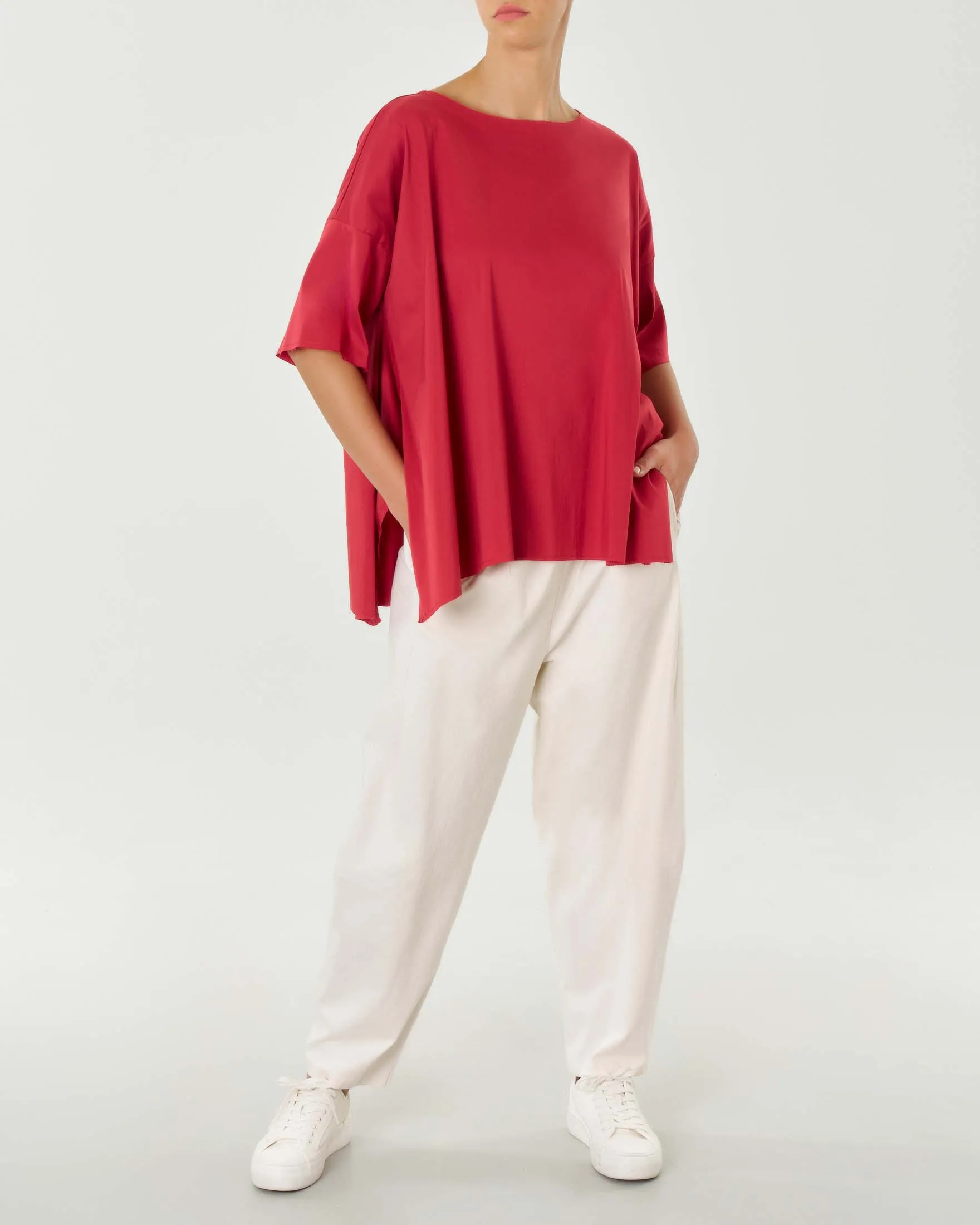 Blusa over rossa dalla linea asimmetrica con mezza manica e spacco laterale