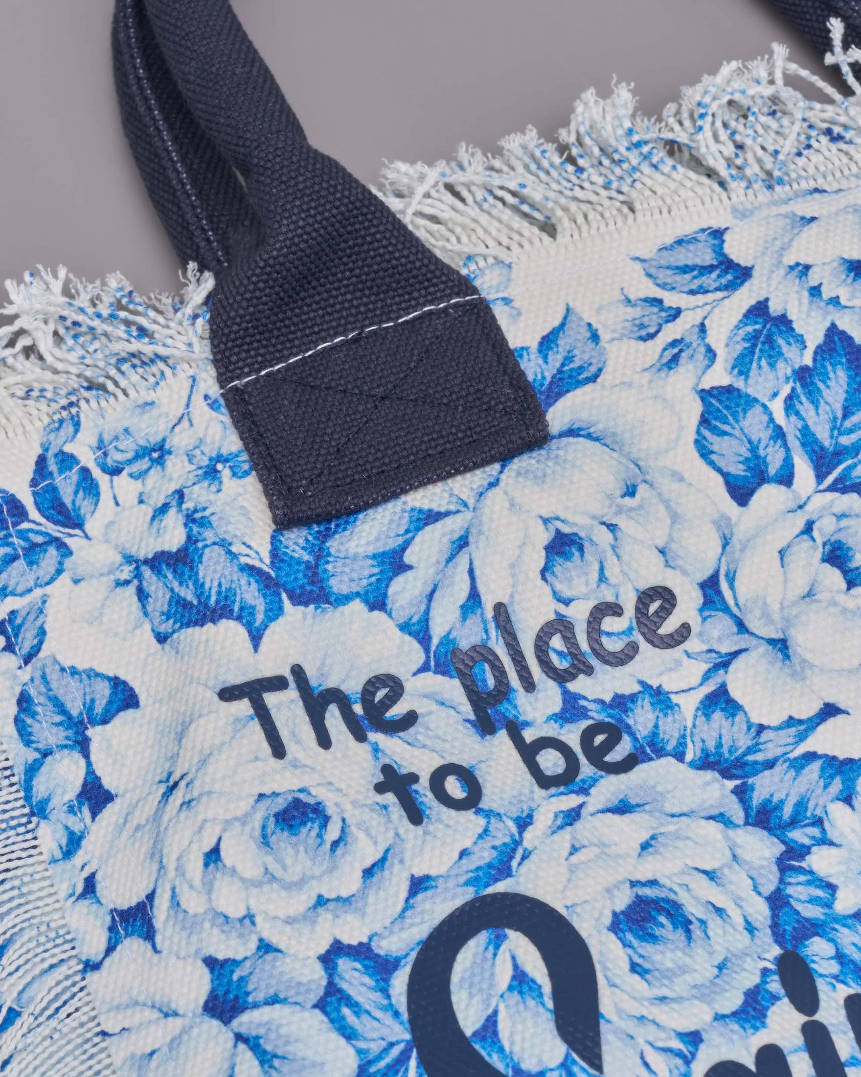 Borsa in canvas di cotone bianca a fantasia peonie blu con scritta logo e manici blu
