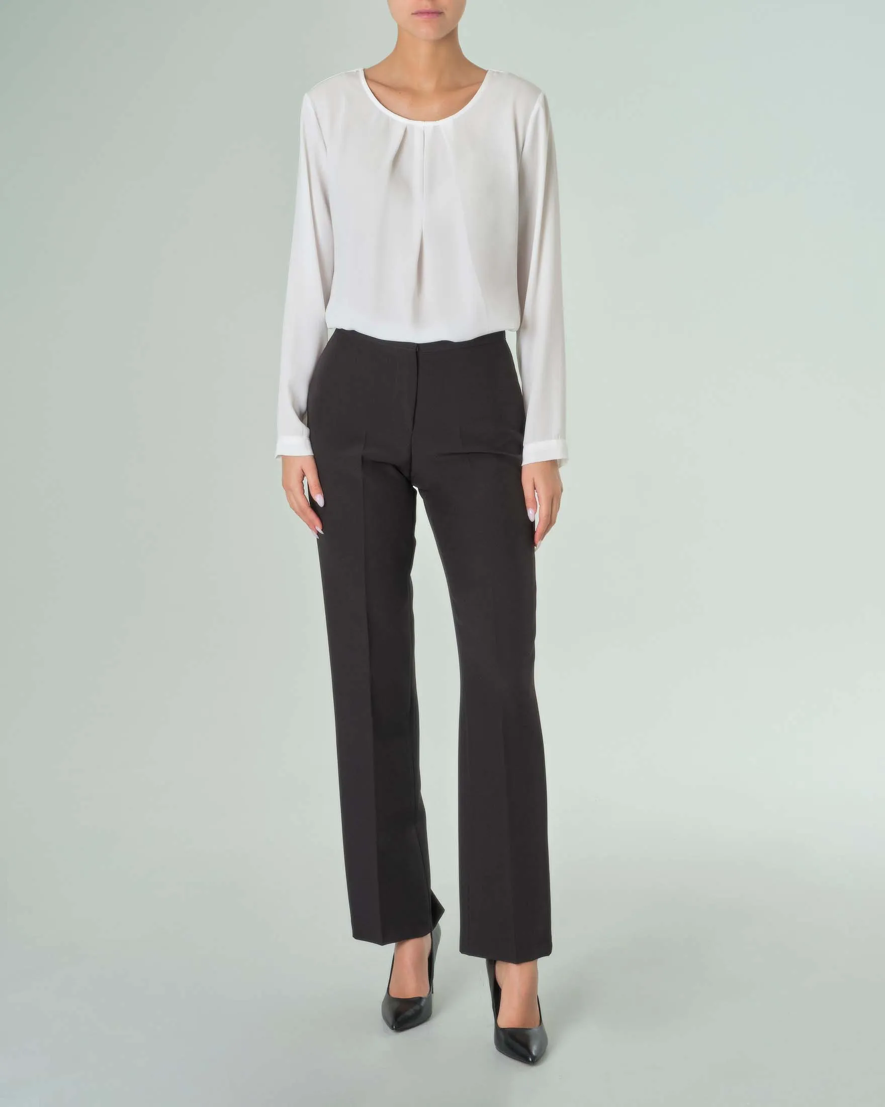 Completo nero con giacca a un bottone e pantaloni straight