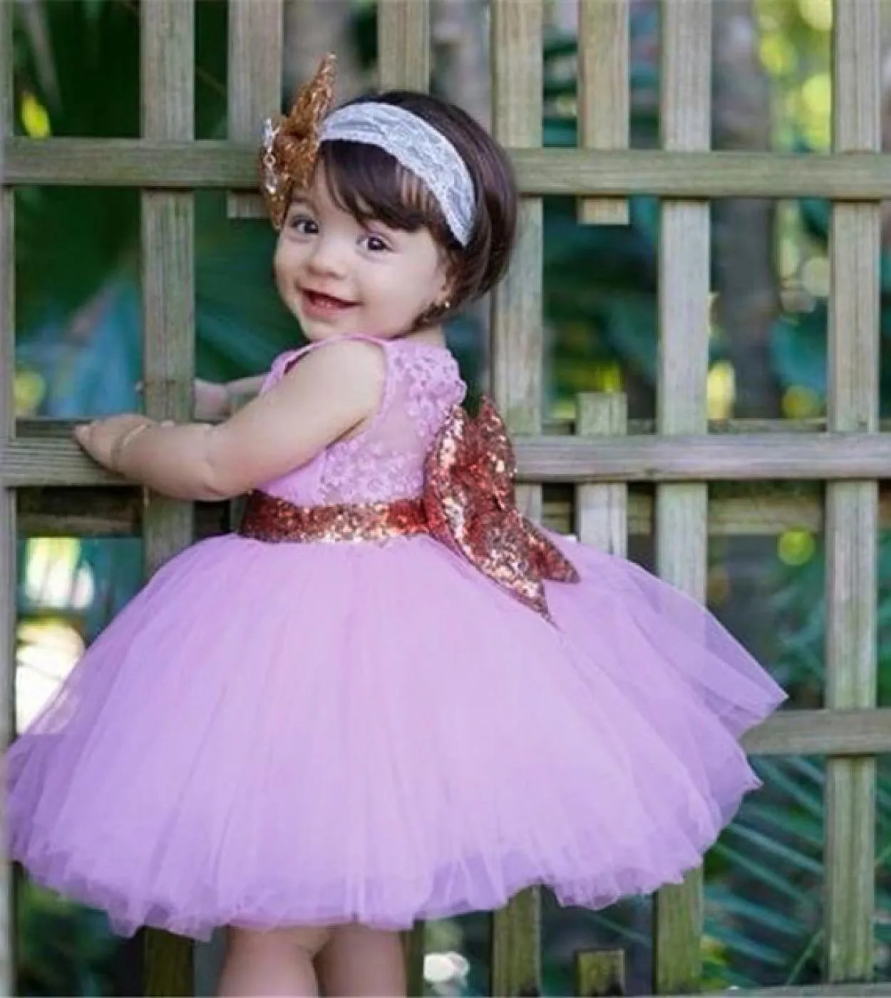Le ragazze del bambino vestono il vestito da principessa della festa appena nata per il vestito da compleanno del primo anno del