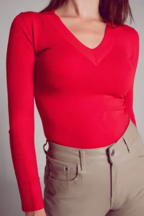 Maglione lavorato in maglia fine rossa con scollo V